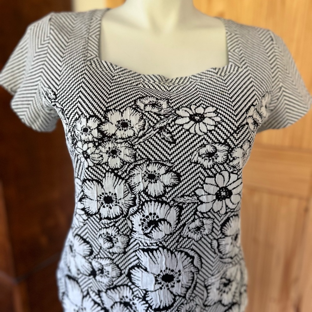 Maeve by Anthropologie Black and White Floral Fitted Short Sleeve Blouse